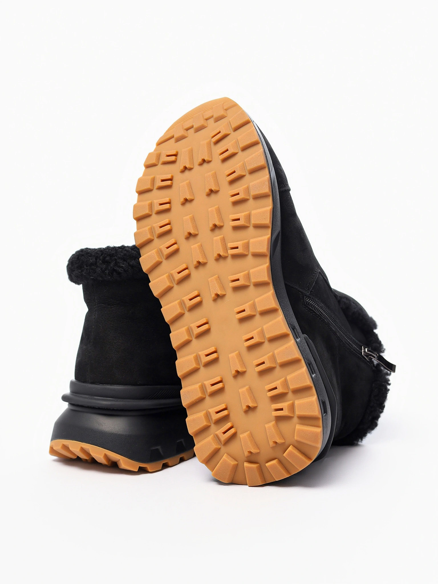 Ботинки черного цвета на рельефной подошве